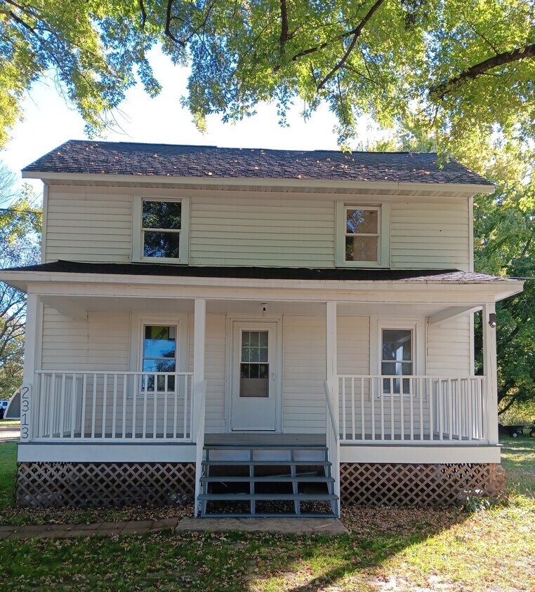 Large front porch - 2313 Kane Rd