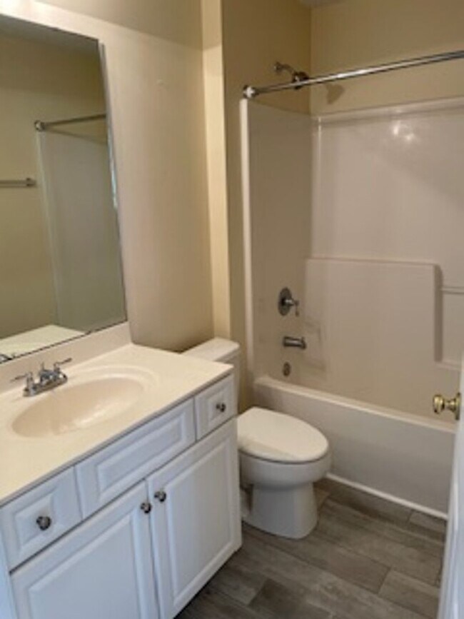 Foto del edificio - Nice 3 bedroom/2 bath unfurnished first fl...