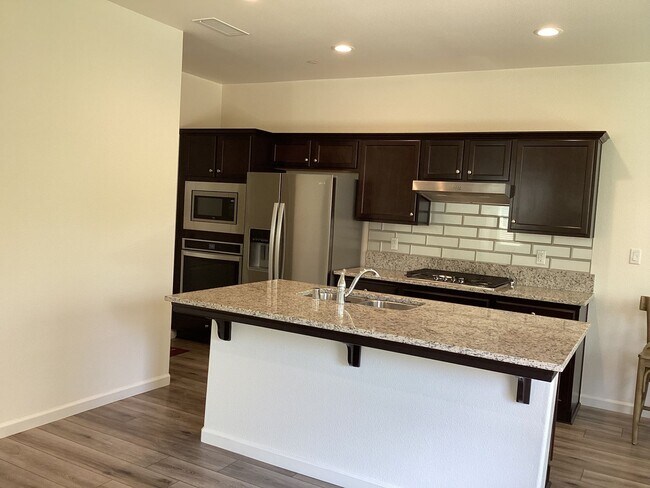 Building Photo - 2573 Daisy Dr