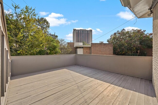 Foto del edificio - 6303 Deerwood Rd