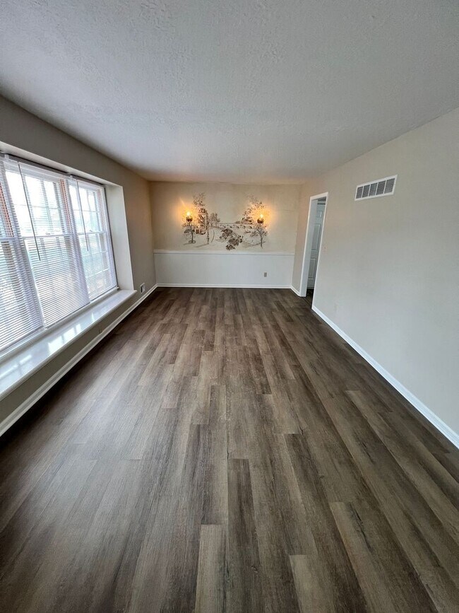 Foto del edificio - Spacious 3BR with Large Yard & 2-Car Garage