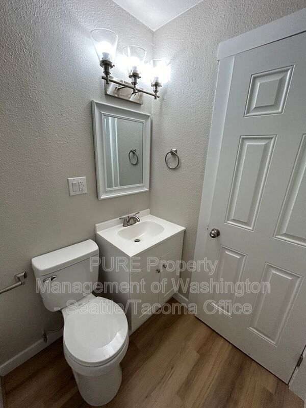 Building Photo - 111 10th St SE
