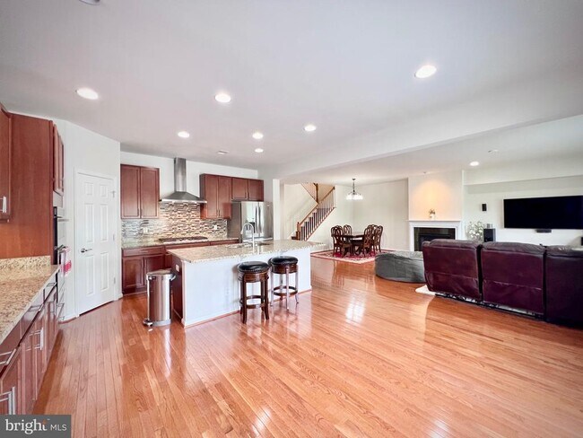 Building Photo - 42404 Grahams Stable Square