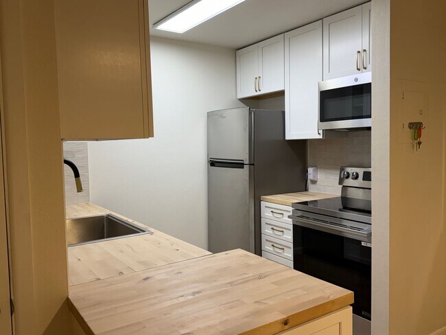 Foto del edificio - Freshly Fully Remodeled 2BD/1.5 BA Townhouse - Available NOW!