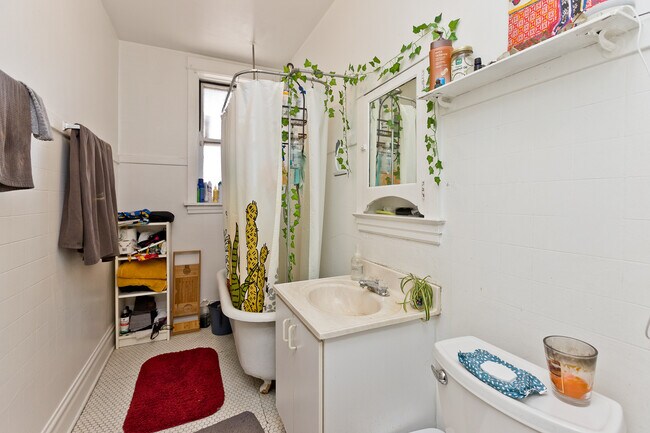 Building Photo - 5404 N Paulina St