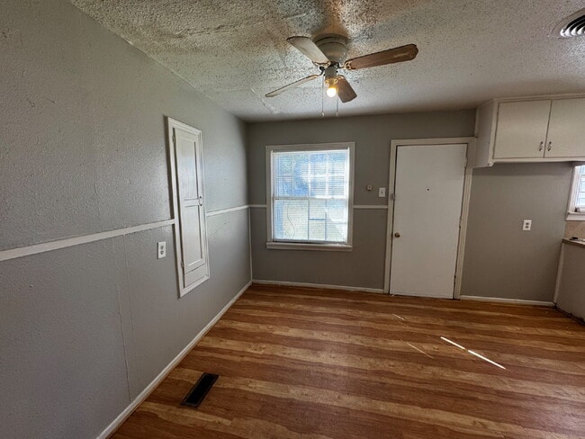 Building Photo - House Located Near Maxey Park, Medical District & Elementary School!