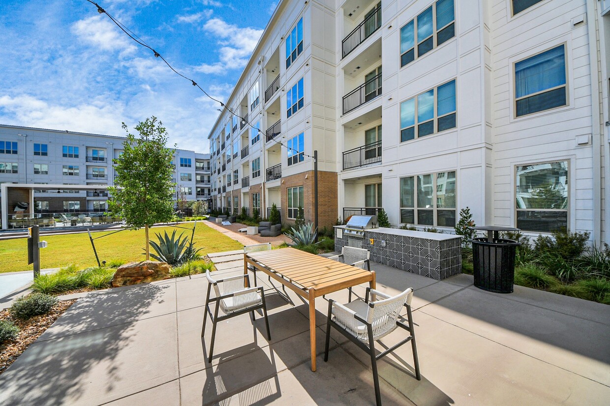 Foto principal - 15635 Memorial Dr