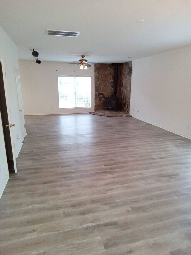 Building Photo - Beautiful Home on Cul-De-Sac with Lots of ...