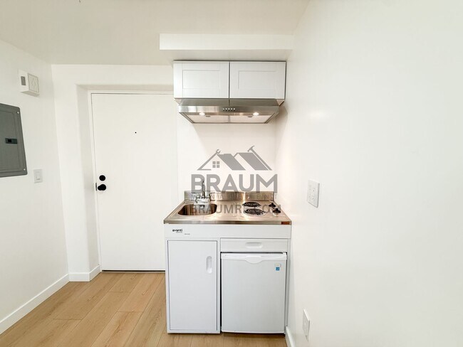 Foto del edificio - 4404 Stern Ave