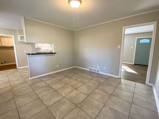 Building Photo - 3 bed, 2 bath near Yale and Raleigh Millin...