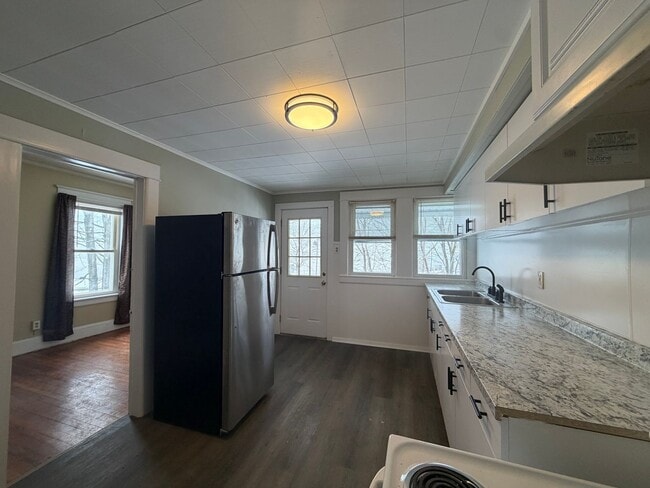 Foto del edificio - Move-In Ready 3-Bed, 1-Bath Home in Pittsfield