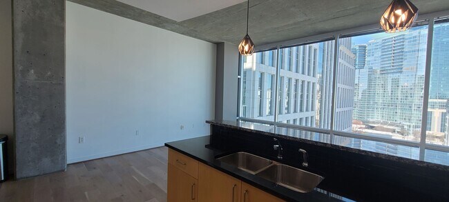 Foto del edificio - Corner unit 1 bed 1 bath Condo at Metropol...