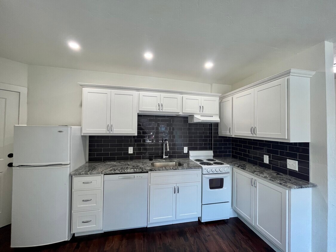 Kitchen - 2409 N Robinson Ave