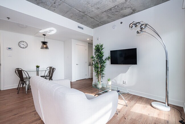 Building Photo - 1635 Rue Berri