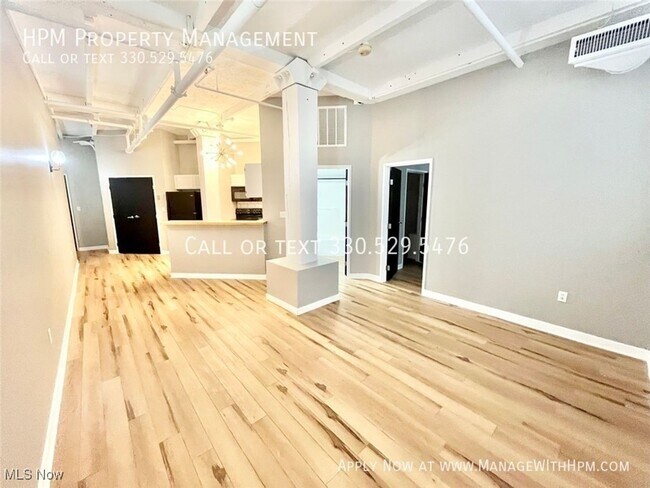Building Photo - 1133 W 9th St