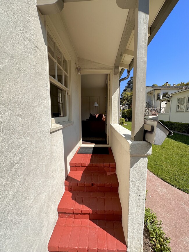 Entrada privada - 1744 Allston Way