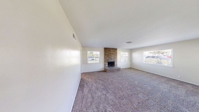 Foto del edificio - 3 bed 1.5 bath house + Studio Apt