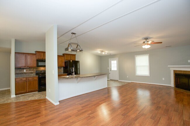 Foto del edificio - "Charming 3 Bed, 2 Bath Home in Spring Lak...