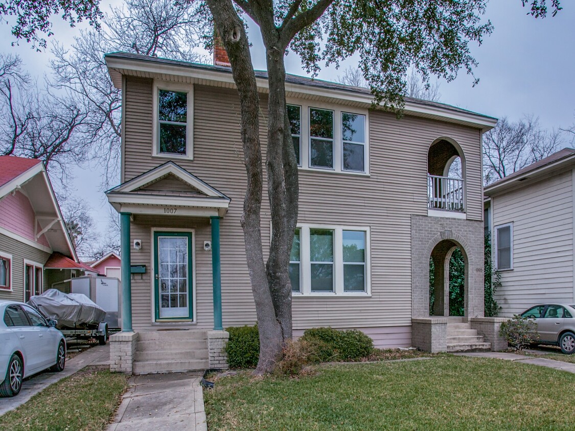 Front door with green columns. - 1007 W Craig Pl