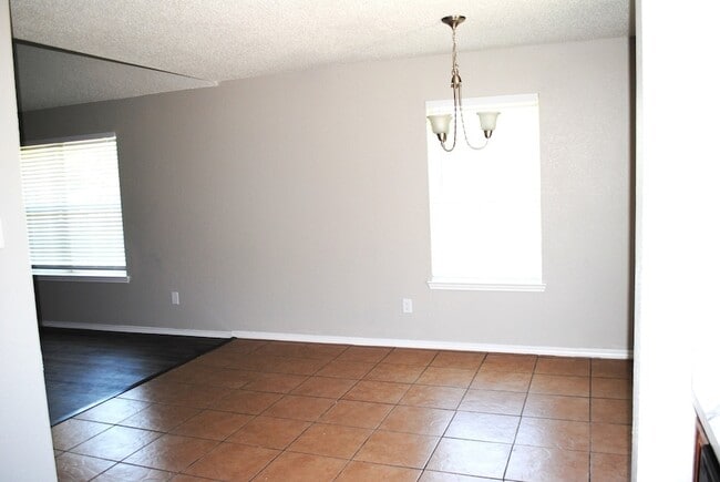 Building Photo - 305 N Elm St