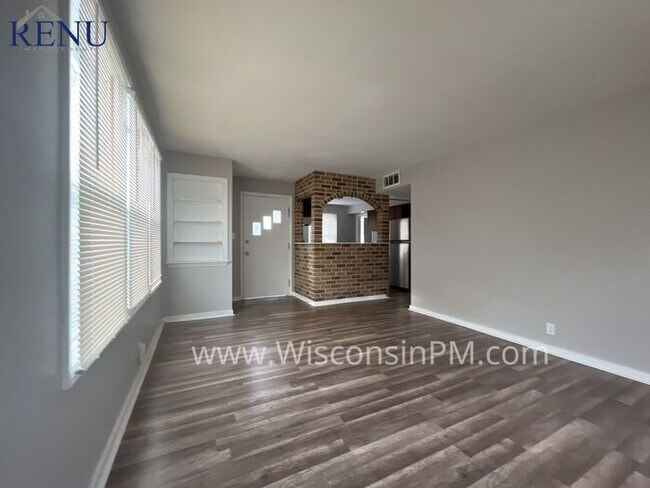 Building Photo - Newly Remodeled Bungalow