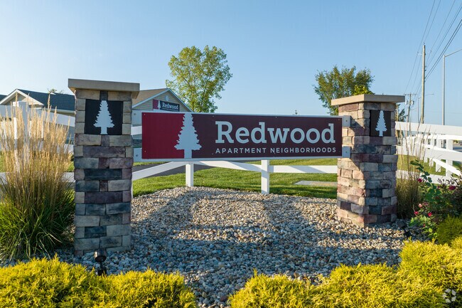 Foto del edificio - Redwood Fort Wayne Maplecrest Road