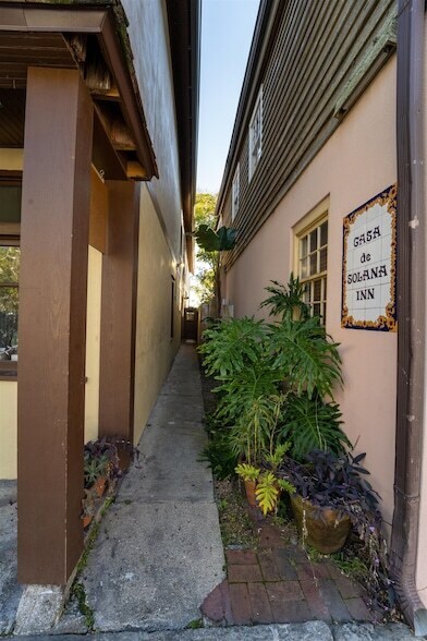 Building Photo - 11 Aviles St