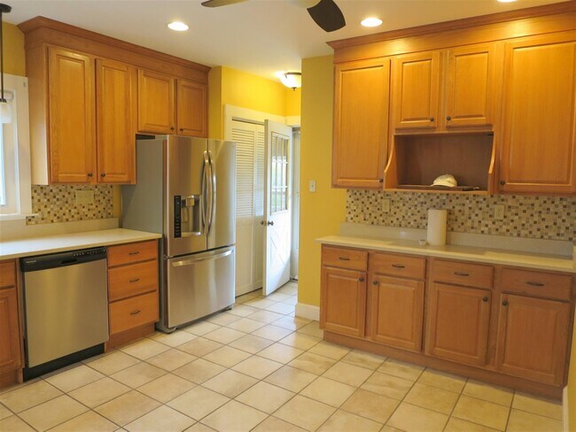 Building Photo - 1098 Fellsway