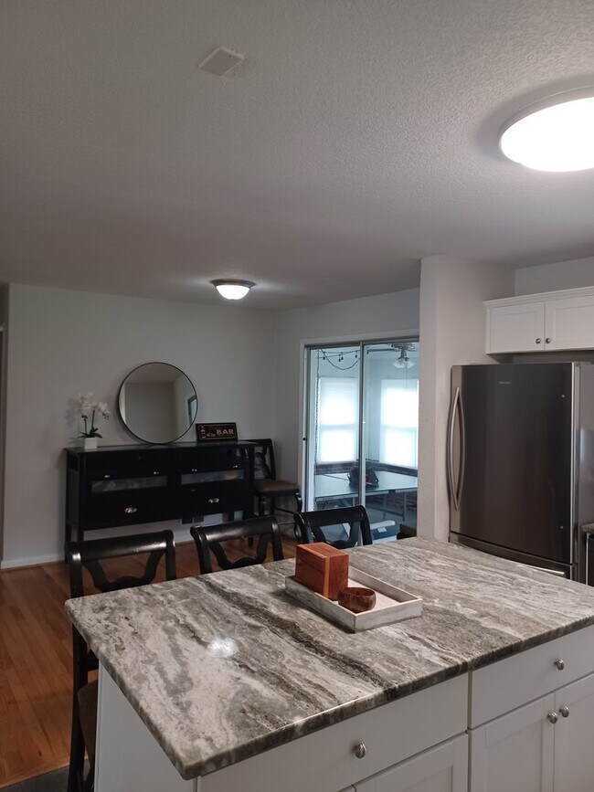 Foto del edificio - Beautifully renovated home in Birchwood Gardens