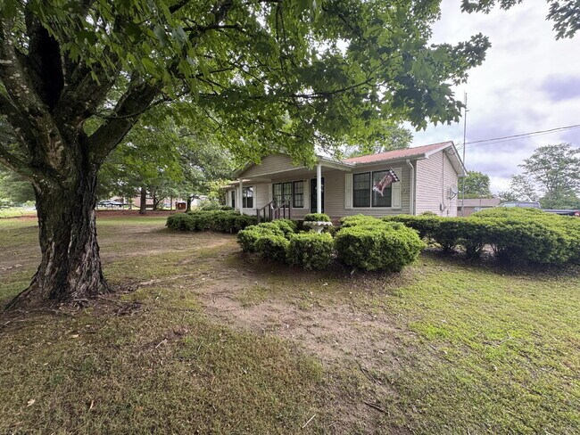 Foto del edificio - "Charming 3-Bedroom Home with 2 Full Baths in Rainsville – 1,410 Sq. Ft. of Cozy Comfort!"