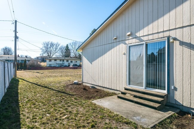 Building Photo - 11512 E Railroad Ave