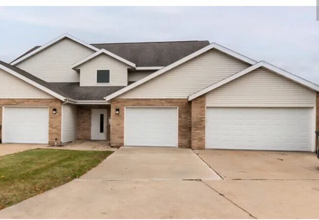 Garaje para un coche con entrada de hormigón. - 1121 Stonewood Xing