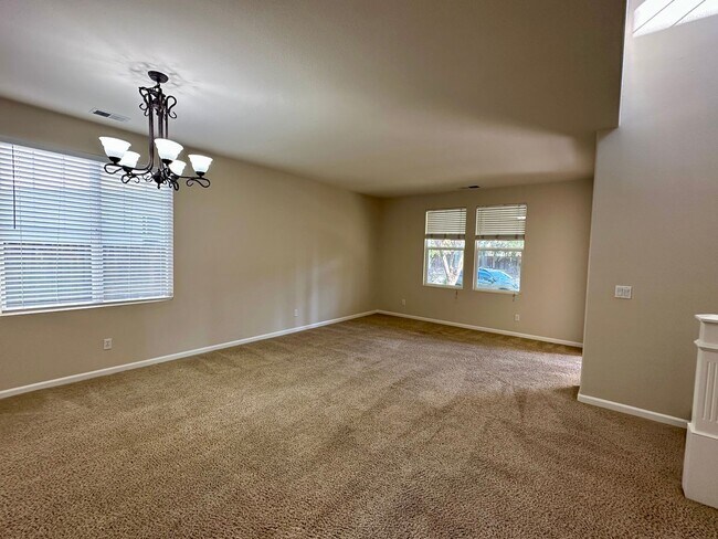 Foto del edificio - Large beautiful home, new paint. Bedroom a...