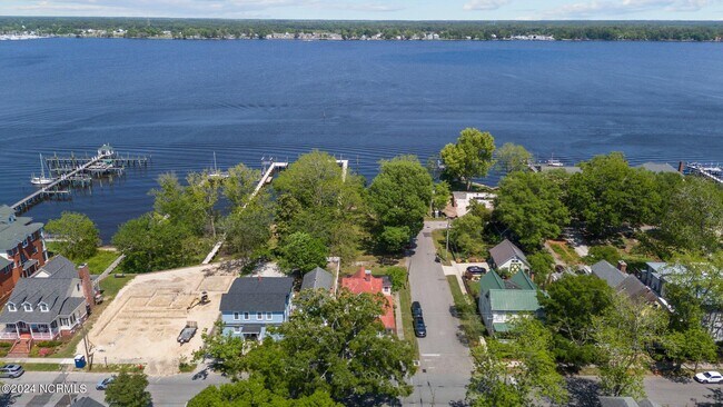 Foto del edificio - 702 E Front St