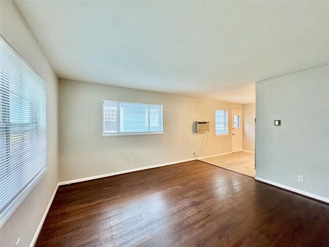 Building Photo - 1 Bedroom, 1 Bath Apartment in historic Munger Place!