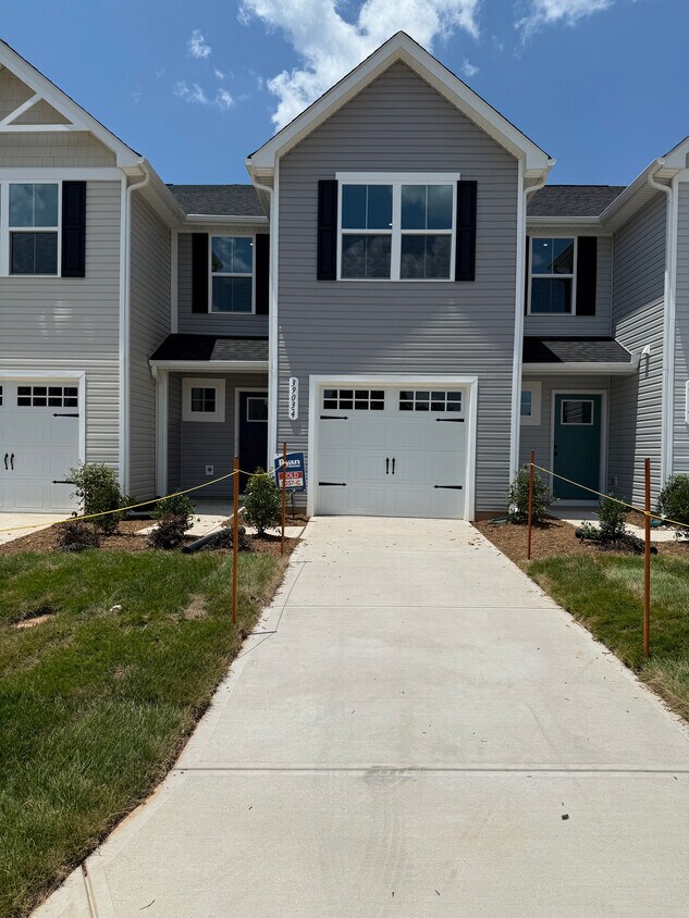 Foto principal - 3903 15th St Dr NE