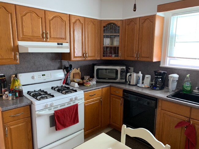 Building Photo - 141 Gainsborg Ave E