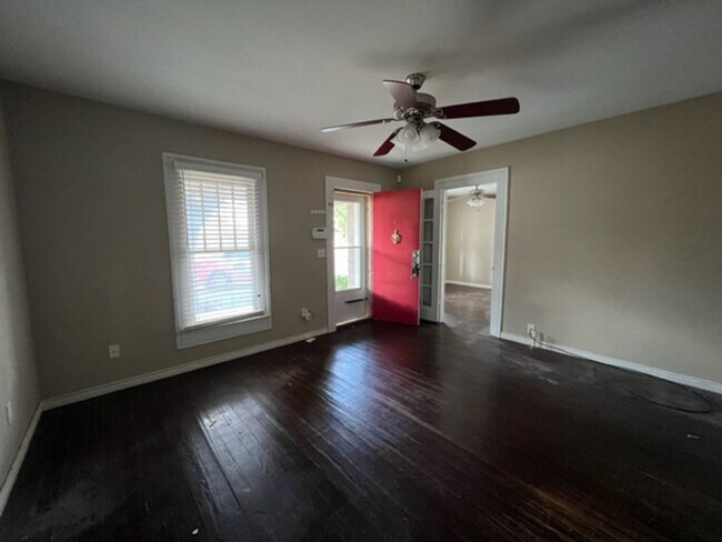 Building Photo - 709 Garza Ave