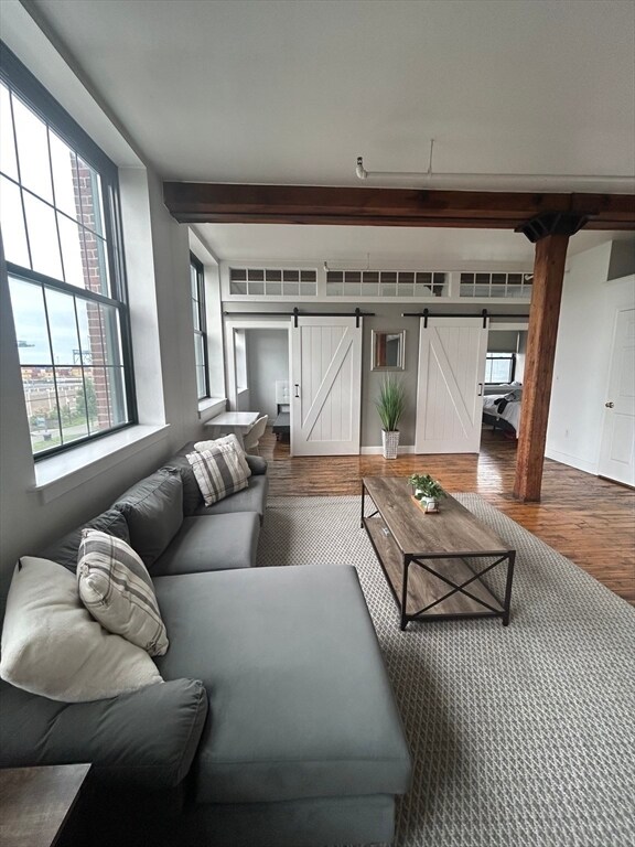 Foto del edificio - 881 E 1st St