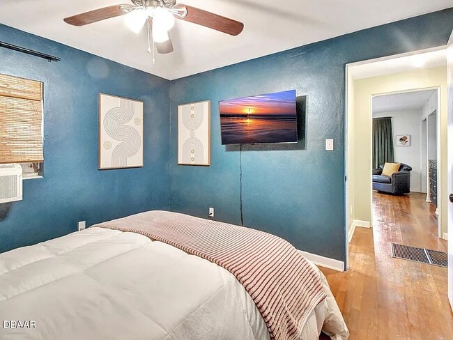 Building Photo - Bluelake Unit 3