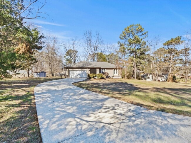 Foto del edificio - Large lot and close to town.