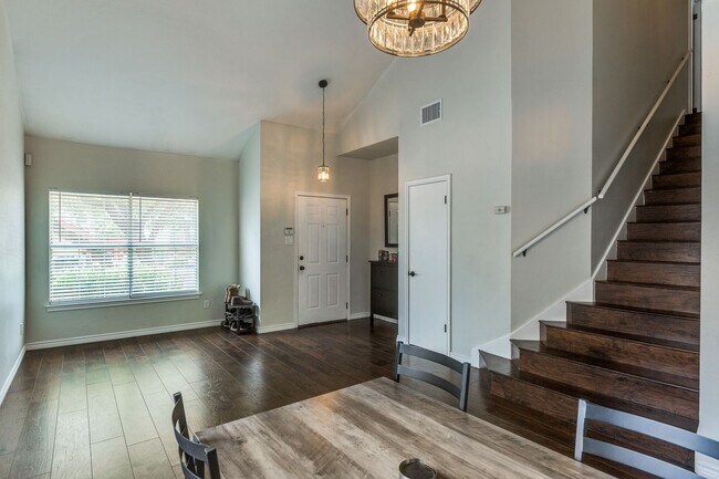 Foto del edificio - RENOVATED 3-BEDROOM HOME IN TEZEL OAKS, NO...