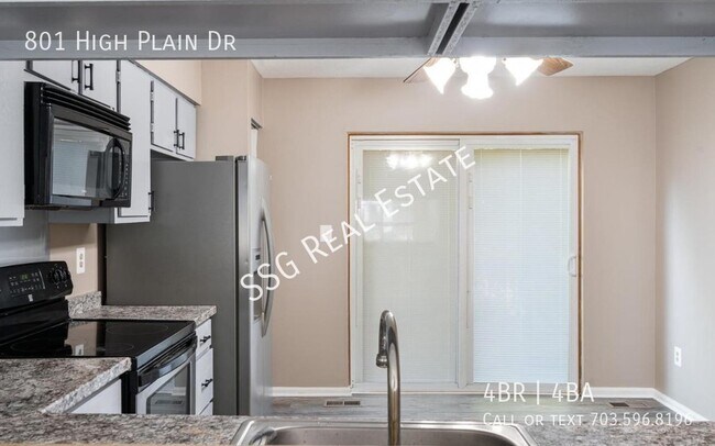 Building Photo - Bright and Sunny 4 bedroom Colonial set on...