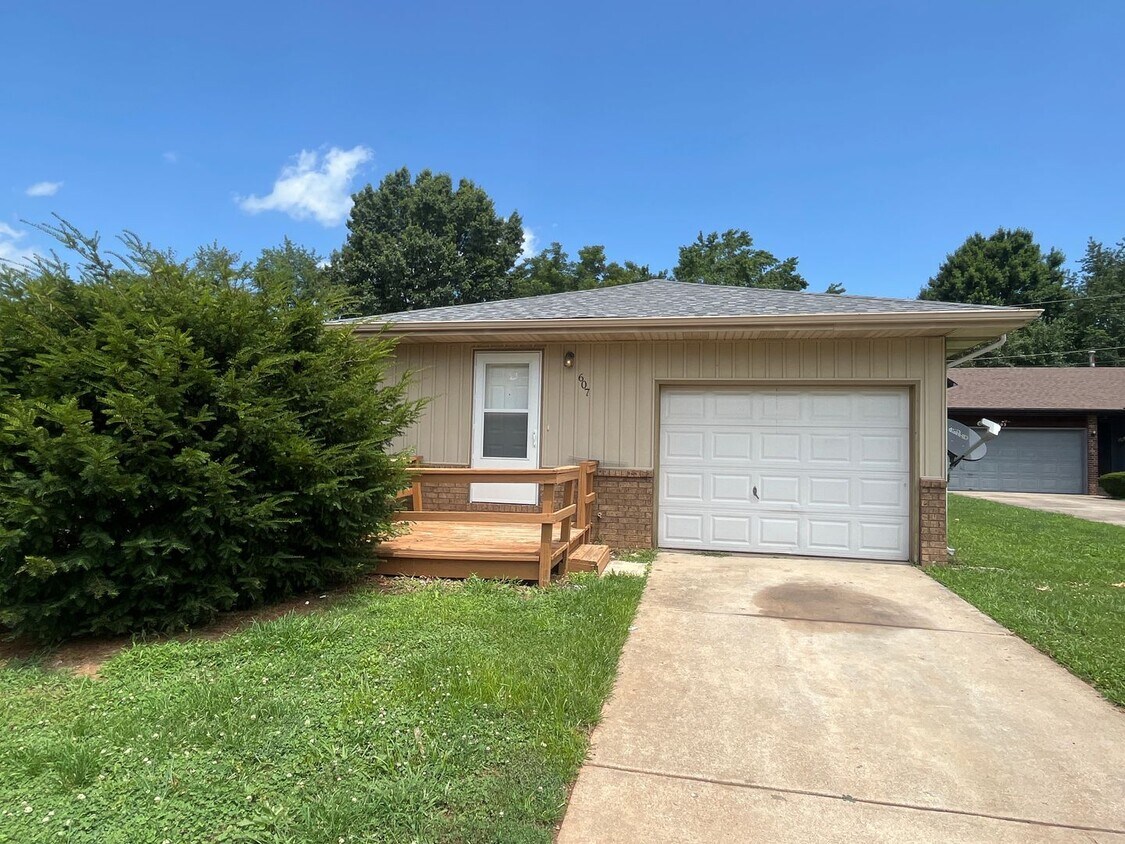 Foto principal - 607/609 W. Edgewood