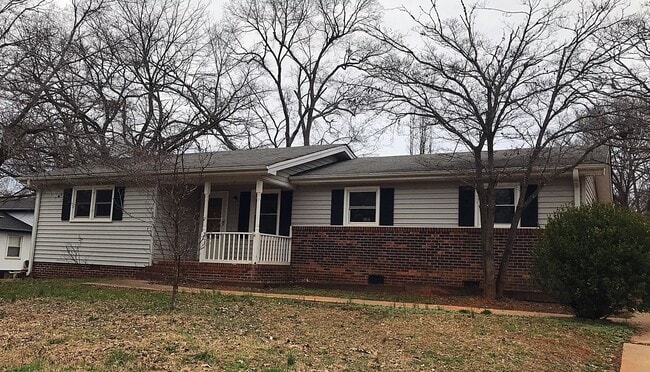 Building Photo - Freshly painted and updated 3 Bedroom, 1.5...