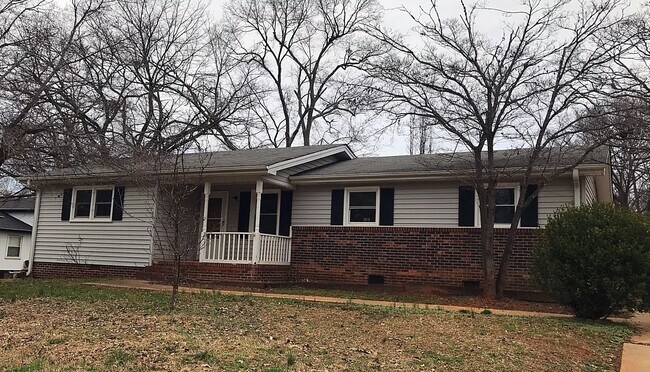Foto del edificio - Freshly painted and updated 3 Bedroom, 1.5...