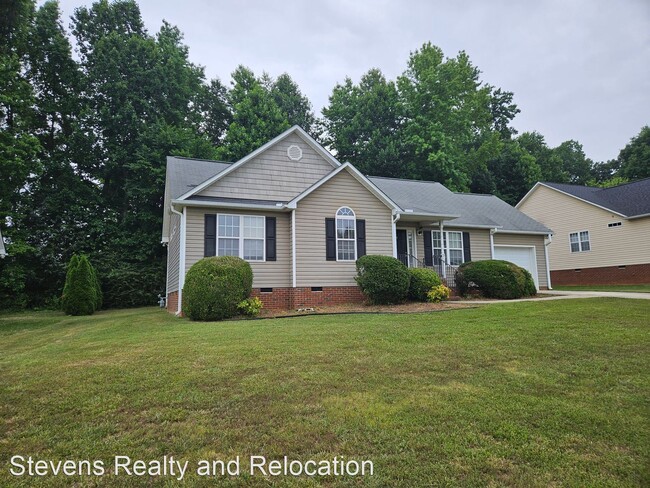 Building Photo - 3 br, 2 bath House - 215 E. Drake Lane