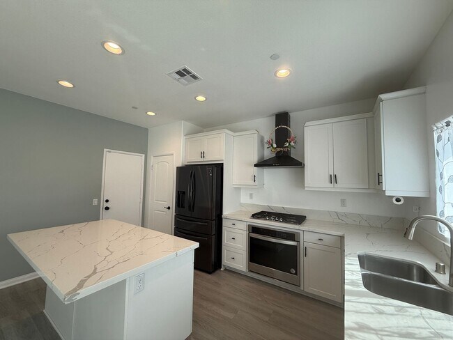 Foto del edificio - New Victorville 5 Bedroom + 3 Bathroom!