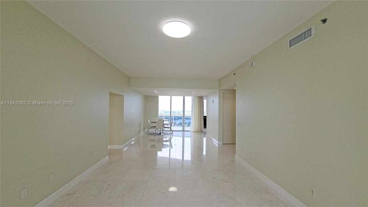 Foto principal - 15901 Collins Ave