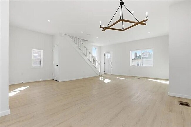 Foto del edificio - 4 bed 2.5 bath - stunning home, great location, must see.